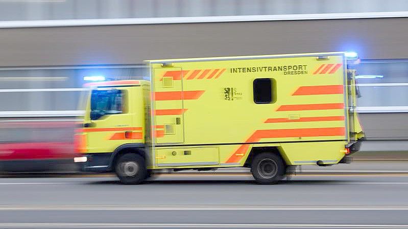 Ein Intensivtransportwagen der Dresdner Feuerwehr - die Fahrzeuge werden für die Verlegung von Corona-Patienten genutzt. Foto: Robert Michael/dpa-Zentralbild/dpa