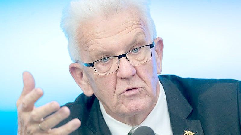 Winfried Kretschmann (Bündnis 90/Die Grünen), Ministerpräsident von Baden-Württemberg, spricht im Landtag bei einer Regierungs-Pressekonferenz. (Archivbild). Foto: Bernd Weißbrod/dpa