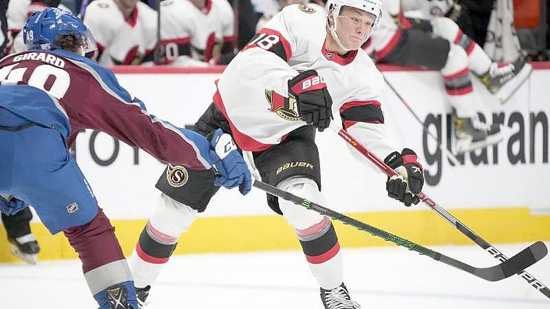 Die Ottawa Senators um Nationalspieler Tim Stützle (r) haben die erste NHL-Partie nach ihrer Corona-Zwangspause verloren. Foto: David Zalubowski/AP/dpa