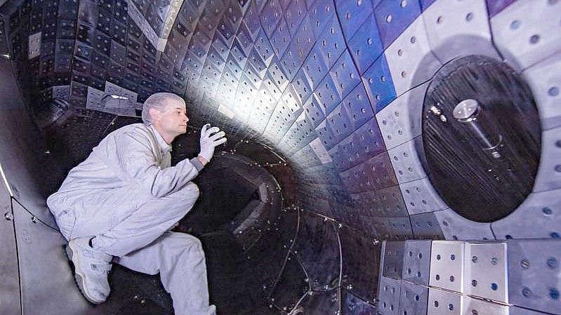 Blick auf Kohlestoff-Kacheln im ringförmigen Plasmagefäß des Forschungsreaktor „Wendelstein 7-X“. Foto: Stefan Sauer/dpa