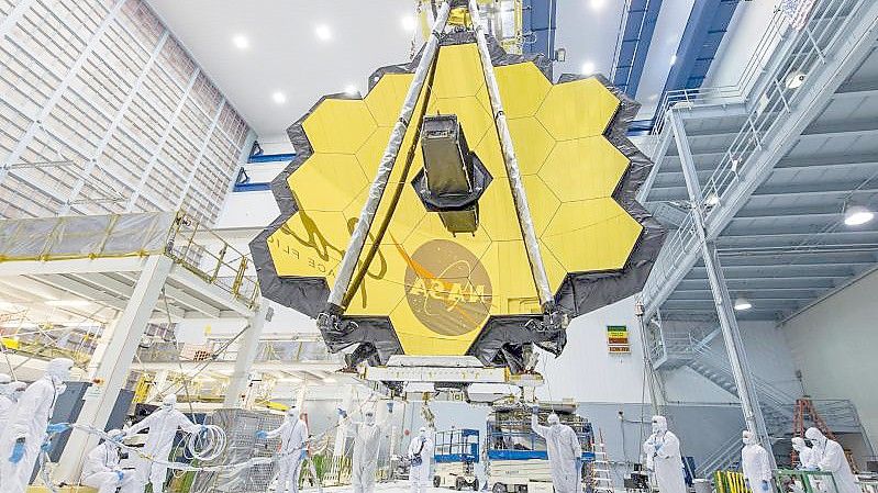 Dieses von der NASA zur Verfügung gestellte Foto zeigt Techniker, die die Spiegelbaugruppe des „James Webb“-Teleskops im Goddard Space Flight Center der NASA anheben. Foto: Uncredited/NASA/AP/dpa