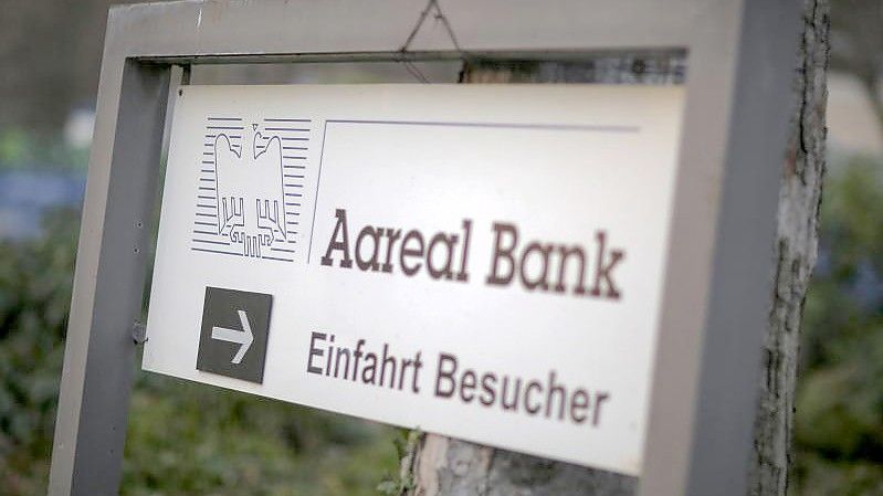 Ein Schild weist auf die Einfahrt für Besucher der Aareal Bank hin. Foto: picture alliance / dpa