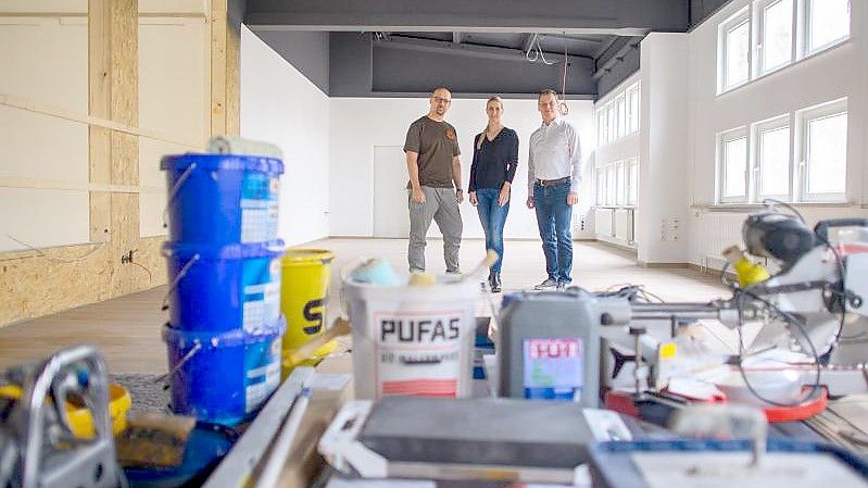Sebastian Gauck (l-r), Sandra Gauck und Sebastian Herden stehen in der zukünftigen Kreativwerkstatt, die derzeit aufgebaut wird. Foto: Klaus-Dietmar Gabbert/dpa-Zentralbild/dpa