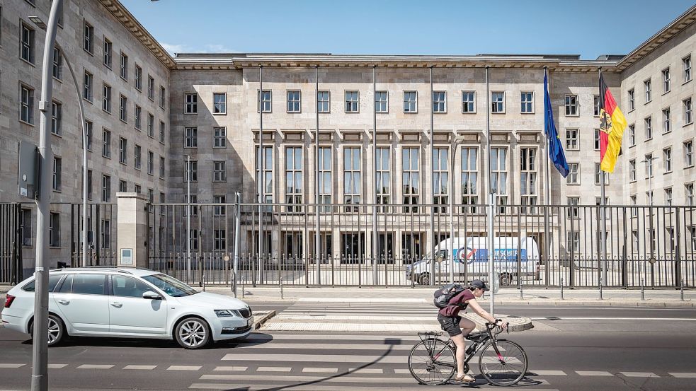 War Ziel Osnabrücker Staatsanwälte: das Bundesfinanzministerium in Berlin. Bei der Ermittlung war es um Vorwürfe gegen Beamte der Zoll-Spezialeinheit „Financial Intelligence Unit“ gegangen, die in Köln sitzen. Foto: Jürgen Ritter via www.imago-images.de