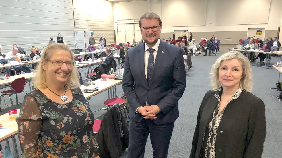 Andrea Risius (von links), Tim Kruithoff und Doris Kruse teilen sich die Repräsentanztermine des Emder Oberbürgermeisters. Das Bild zeigt die drei nach der Wahl der Stellvertreterposten für das ehrenamtliche Bürgermeisteramt. Foto: Päschel
