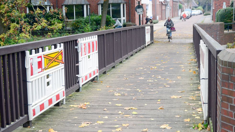 Marode: Die Brücke über den Stadtgraben zwischen Grasstraße und Abdenastraße in der Emder Innenstadt soll demnächst instand gesetzt werden. Foto: F. Doden