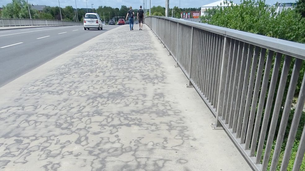 Die Geh- und Radwege beiderseits der Bahnhofsbrücke müssen neu beschichtet werden. Foto: F. Doden/Archiv