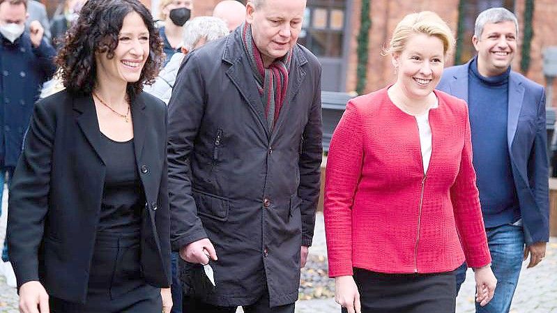 Die Fraktionsvorsitzenden und Spitzenkandidaten der jeweiligen Parteien im Land Berlin Bettina Jarasch ( l-r, Bündnis 90/ Die Grünen), Klaus Lederer ( Die Linke) und Franziska Giffey (SPD) auf dem EUREF Campus. Foto: Annette Riedl/dpa