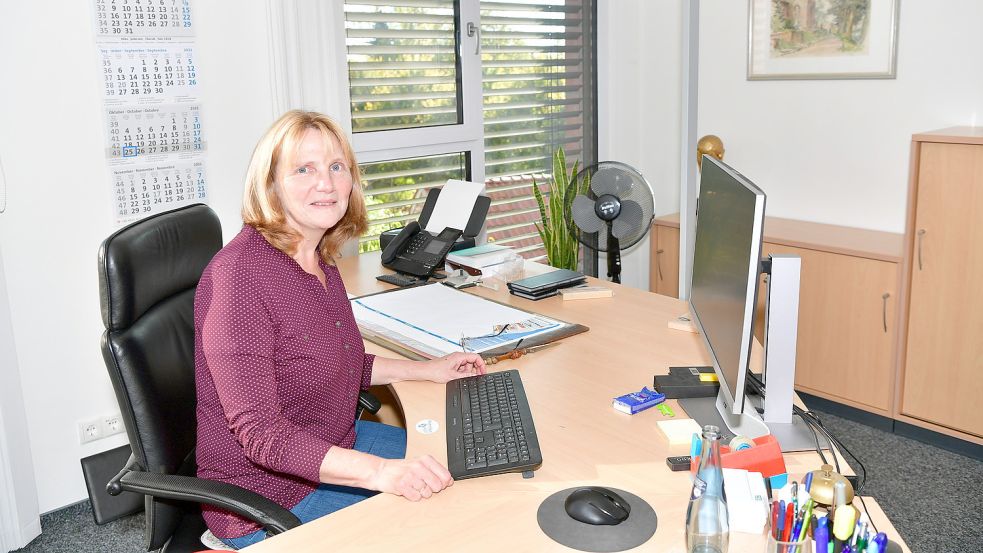 Hilke Looden hat am 1. November ihre Arbeit im Rathaus in Pewsum aufgenommen. Auch viele andere Amtskollegen von ihr fingen an diesem Tag bei den Stadt- und Gemeindeverwaltungen an. Foto: Wagenaar.