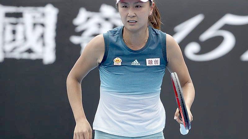 Die chinesische Tennisspielerin Peng Shuai spielt ein Erstrundenmatch gegen die Kanadierin Bouchard bei den Australian Open am 15. Januar 2019. Foto: Mark Schiefelbein/AP/dpa