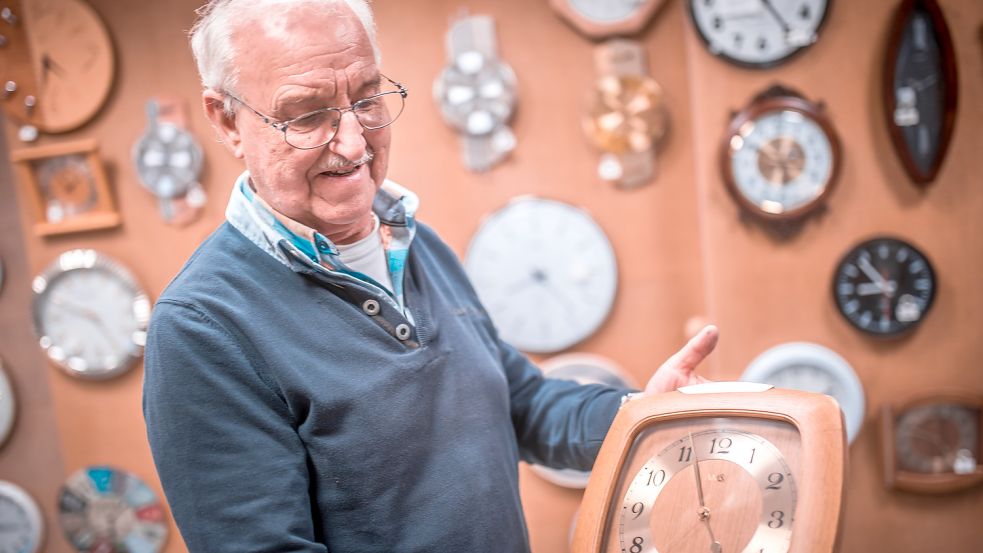 Allein mehr als 300 Wanduhren hingen in Spitzenzeiten im Geschäft von Alma und Walter Harms. Nun hat der Ausverkauf begonnen. Foto: Cordsen