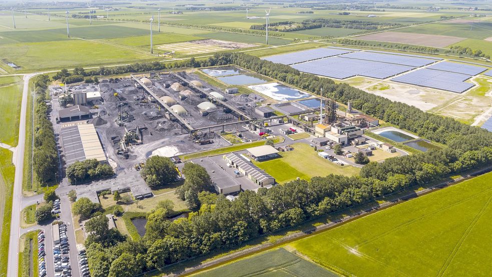 Auf der Grünfläche am unteren Bildrand, direkt neben ESD-SiC, soll die petrochemische Recyclinganlage im Gewerbegebiet Oosterhorn nördlich von Delfzijl entstehen. Foto: Archiv