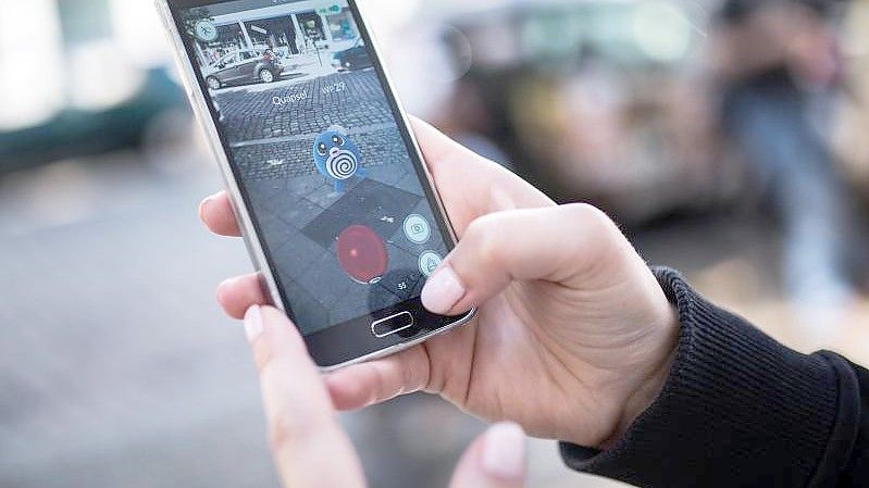 Da ist einer: „Pokémon Go“ bezieht seinen Reiz aus der erweiterten Realität, bei der die reale Umgebung mit Hilfe der Smartphone-Kamera einbezogen wird. Foto: Sophia Kembowski/dpa/dpa-tmn