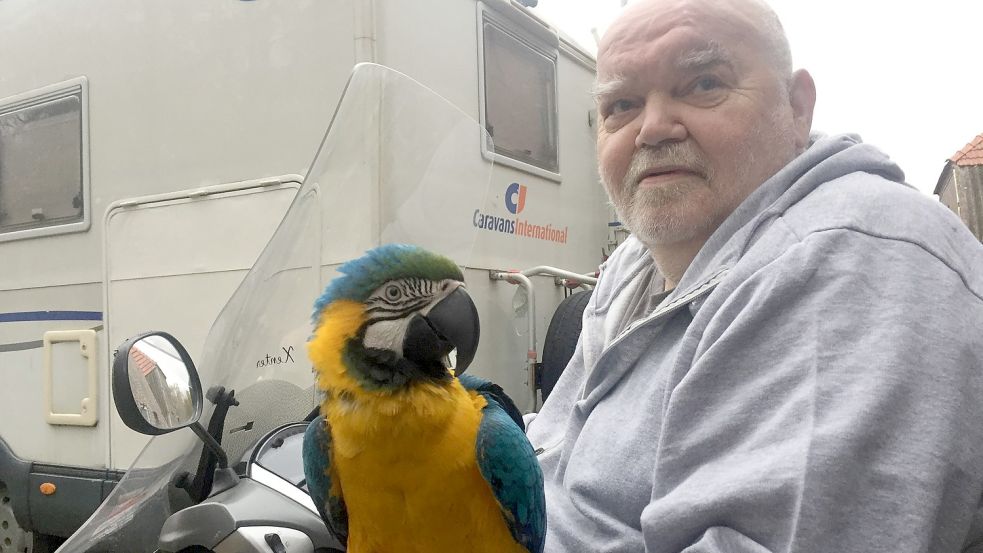 Dietmar Schirrmacher und sein Ara Luca fahren entweder mit dem Wohnmobil oder mit dem Roller. Foto: Schneider-Berents