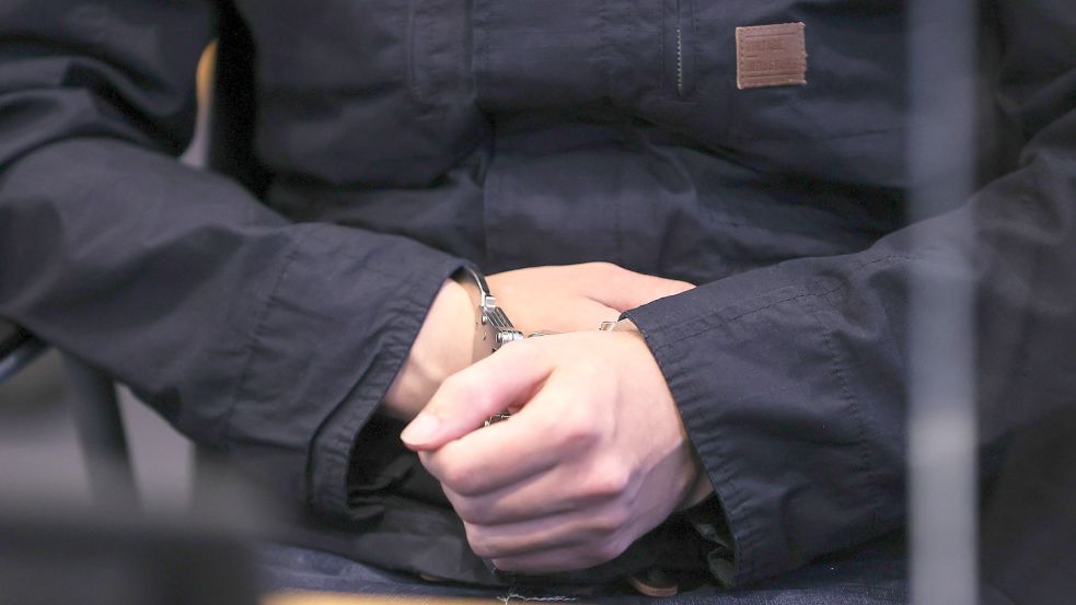 Die meisten Angeklagte tragen – wie auf diesem Symbolfoto –, in der Regel Handschellen, wenn sie aus der Untersuchungshaft in den Gerichtssaal geführt werden. Foto: Woitas/DPA