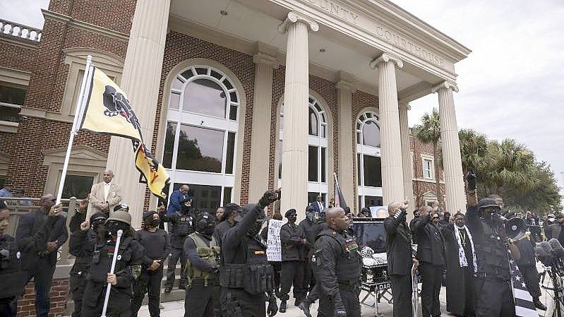 Black-Lives-Matter- und Black-Panther-Demonstranten vor dem Glynn County Courthouse in Brunswick, wo der Prozess stattfindet. Foto: Stephen B. Morton/AP/dpa