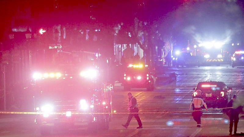 Bei einer vorweihnachtlichen Straßenparade im US-Bundesstaat Wisconsin ist ein Auto in eine Menschenmenge gefahren. Foto: Mike De Sisti/Milwaukee Journal-Sentinel via AP/dpa