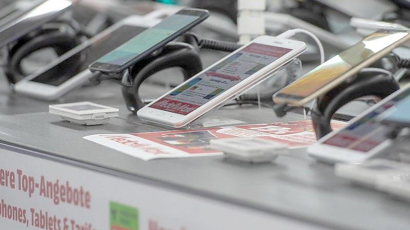 Ohne Chips geht nichts: Smartphones in einem Elektronikmarkt. Foto: Armin Weigel/dpa
