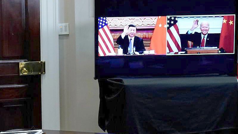 Joe Biden, Präsident der USA, und Xi Jinping, Präsident von China, bei einer Videokonferenz. Inmitten angespannter Beziehungen zu China hat die US-Regierung Taiwan zu ihrem Online-Gipfel für Demokratie eingeladen. Foto: Susan Walsh/AP/dpa