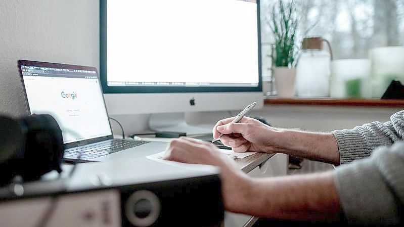 Beim Thema Homeoffice nach der Corona-Pandemie zeigen sich viele Firmen in Deutschland skeptisch. Foto: Fabian Strauch/dpa/Illustration