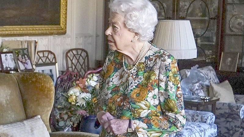 Die britische Königin Elizabeth II. im Oak Room auf Schloss Windsor. Foto: Steve Parsons/PA Wire/dpa