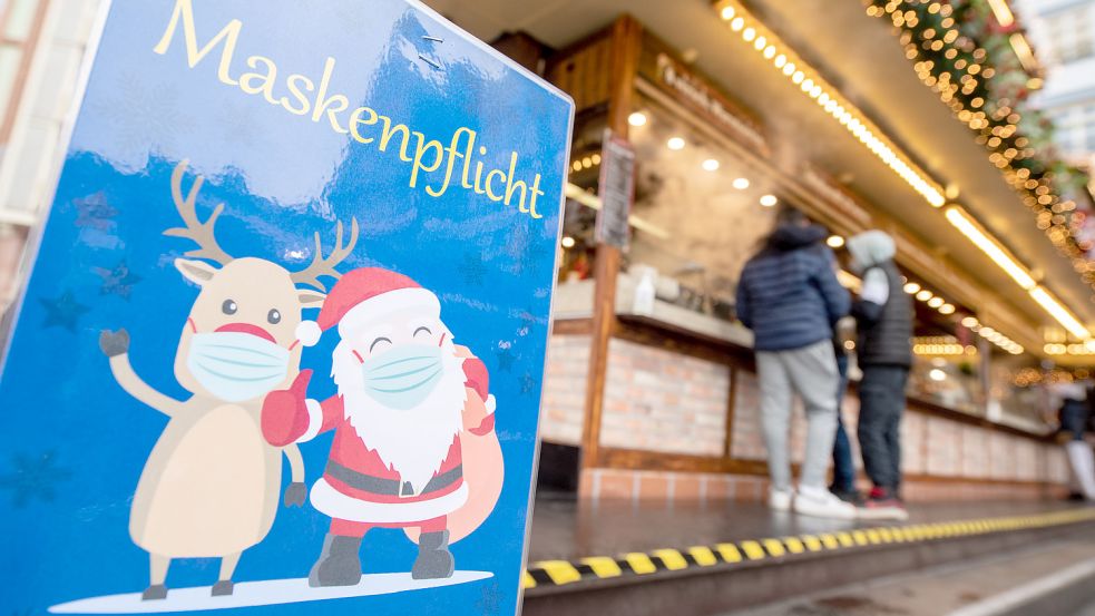 Auf allen Weihnachtsmärkten in Niedersachsen gilt ab Mittwoch eine Maskenpflicht. Foto: Boris Roessler/dpa