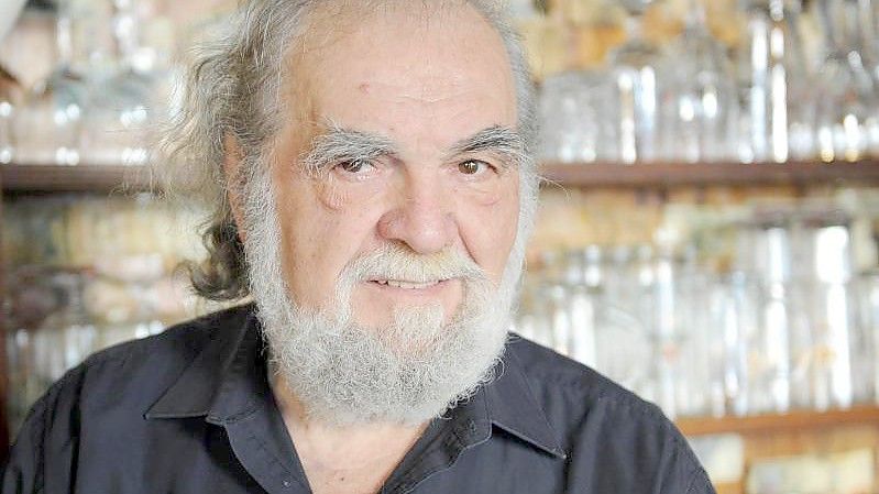 Der griechische Schauspieler Kostas Papanastasiou in seinem Restaurant „Terzo Mondo“. Er starb im Alter von 84 Jahren. Foto: Jens Kalaene/dpa-Zentralbild/dpa