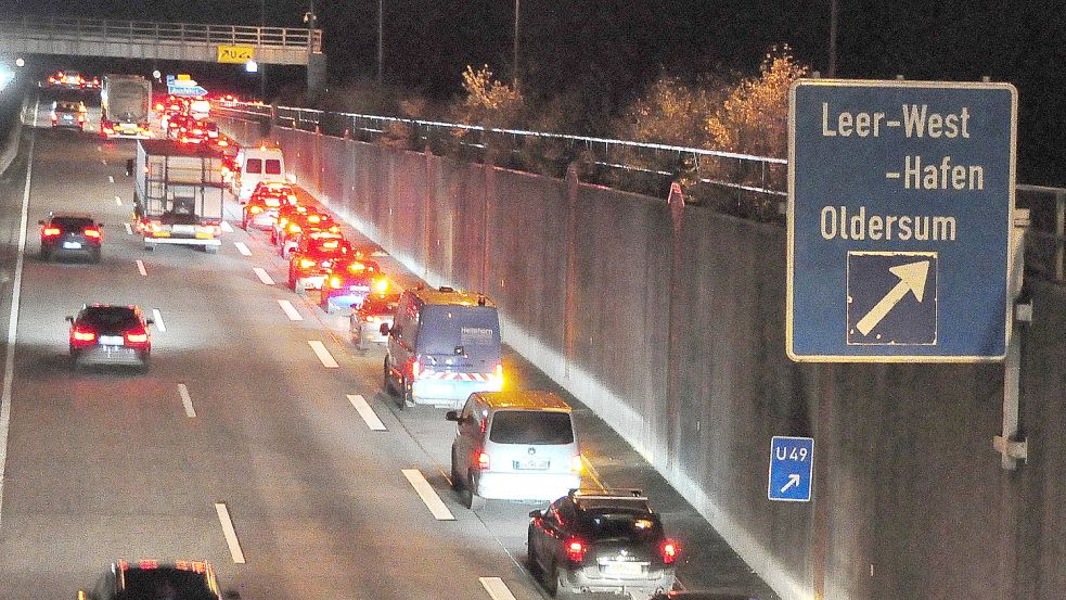 Autofahrer aus dem Rheiderland mussten durch den Emstunnel nach Leer fahren. Die Folge: Staus. Foto: Wolters