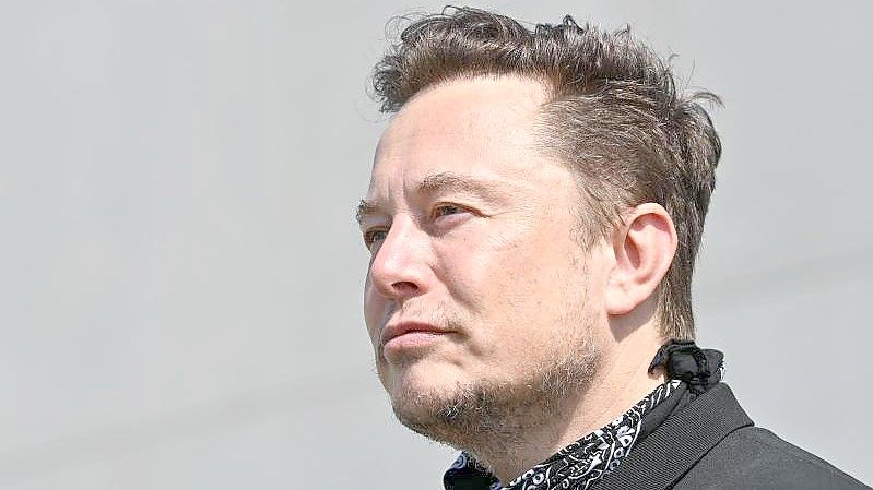 Elon Musk, Tesla-Chef macht nach einer spektakulären Twitter-Abstimmung weiter in großem Stil Aktien seines Konzerns zu Geld. Foto: Patrick Pleul/dpa-Zentralbild/POOL/dpa