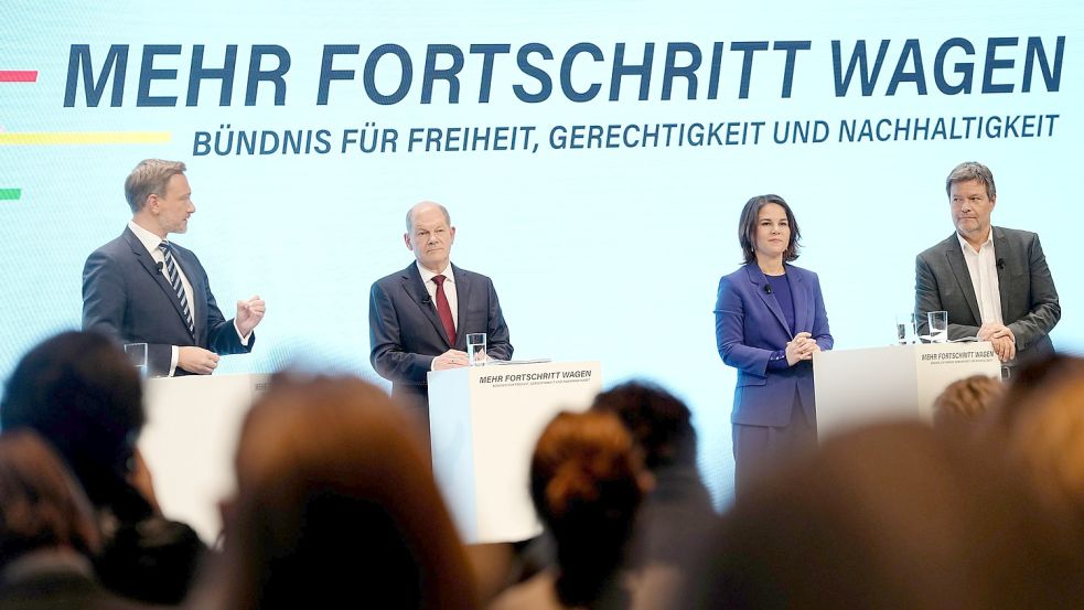 Christian Lindner (FDP), Olaf Scholz (SPD), Annalena Baerbock und Robert Habeck (beide Grüne): Die Ampelparteien präsentieren ihren Koalitionsvertrag. Foto: dpa/Kay Nietfeld