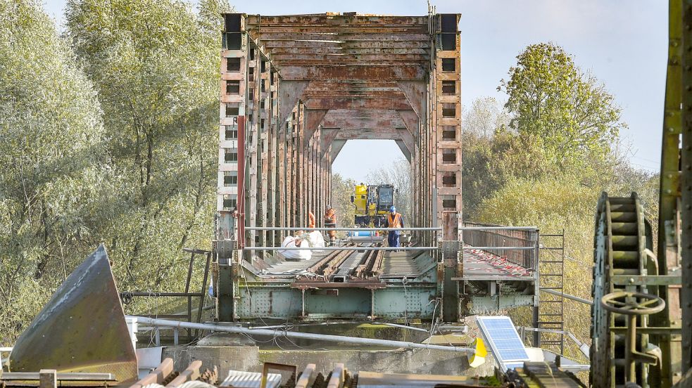 Mit den vorbereitenden Arbeiten zum Abbau der Friesenbrücke wurde Anfang November bereits begonnen. Foto: Ortgies