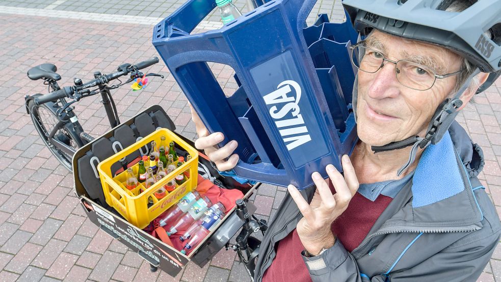 Gerald Fiene vom Lastenradverein Auriculum muss seine Wasserkästen eigentlich nicht mehr selbst tragen. Foto: Archiv/Ortgies