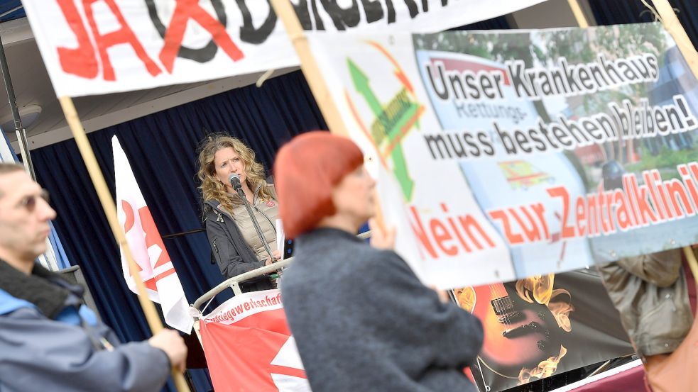 Die Zentralklinik, gegen die vor Jahren wie auf diesem Foto noch protestiert wurde, wird nach Auffassung der großen Fraktionen das bestimmende Thema der Kreis-Politik sein. Foto: OZ-Archiv/Ortgies