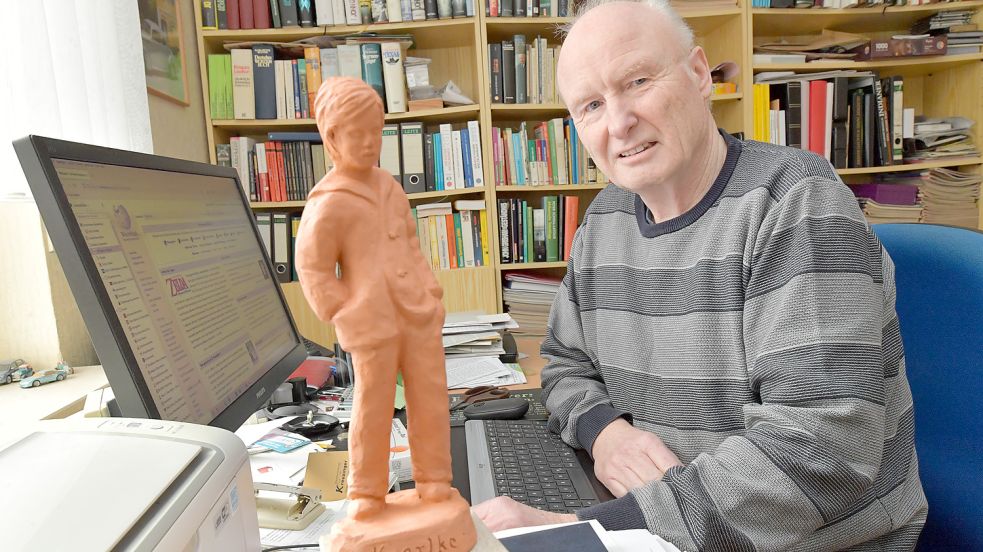 Heinz Janssen verbringt mehrere Stunden täglich an seinem Schreibtisch. Seine Arbeit am plattdeutschen Wikipedia brachte ihm jetzt den „Keerlke“-Preis ein. Foto: Ortgies