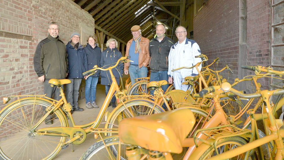 Wolfgang Hinrichs, Garrelt Agena, Johanne Gebauer, Susanne Freese-Miener, Ralf Beckmann, Karl-Heinz Gebauer und Hans-Jürgen Grensemann stellten sich vor den Rädern der Aktion für ein gemeinsames Bild auf. Fotos: Hillebrand