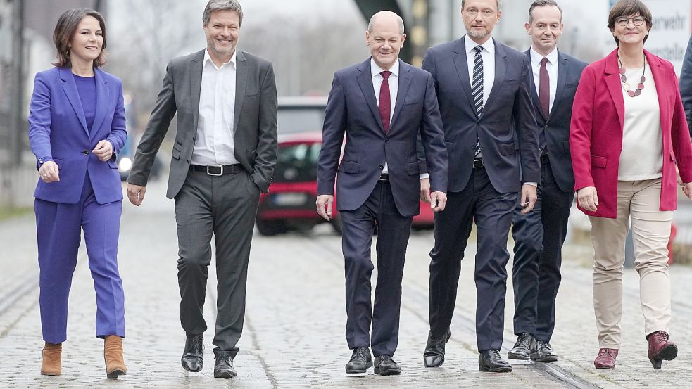 Der Weg war das Ziel: Annalena Baerbock, Robert Habeck, Olaf Scholz, Christian Lindner, Volker Wissing und Saskia Esken gehen gemeinsam zur Pressekonferenz, auf der sie ihr Ampel-Bündnis verkünden. Foto: Kay Nietfeld/dpa