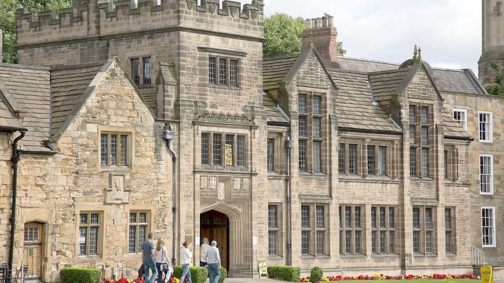 Die University of Durham in England. Die hohen Studiengebühren bringen viele Studierende dazu, andere Wege der Finanzierung zu suchen. Foto: imago images/Kevin George