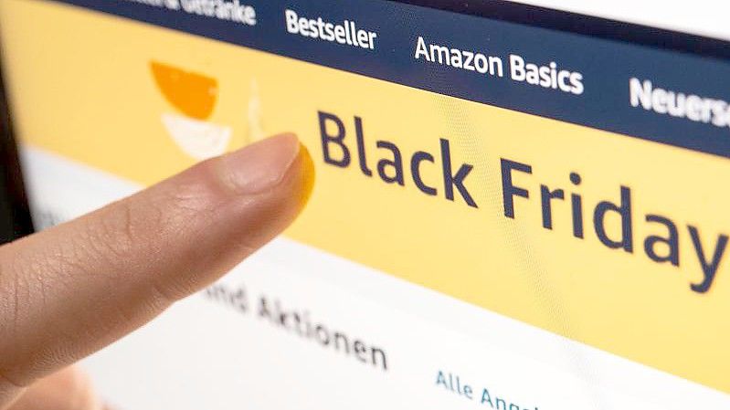 Black-Friday-Angebote im Internet. Foto: Mohssen Assanimoghaddam/dpa