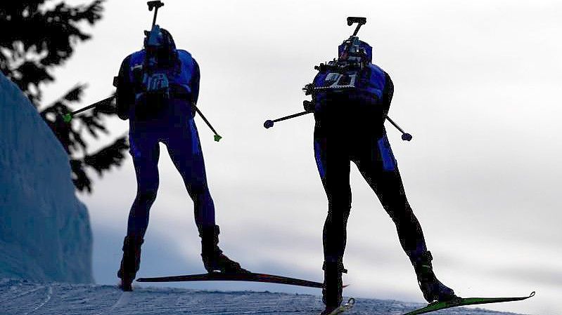 Einen normalen Weltcup-Winter wird es für die Biathleten in der anhaltenden Corona-Pandemie wieder nicht geben. Foto: Hendrik Schmidt/dpa
