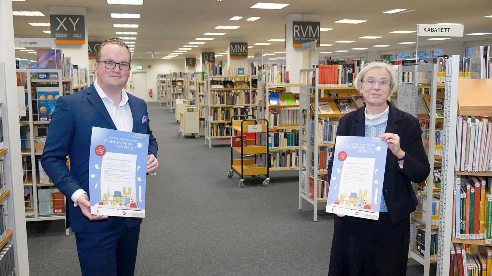 Sie initiierten das Projekt „Eine Stadt schreibt ein Buch“: Nicolas Fromm und Bibliotheksdirektorin Martina Dannert. Foto: Hermann Pentermann Foto: HERMANN PENTERMANN