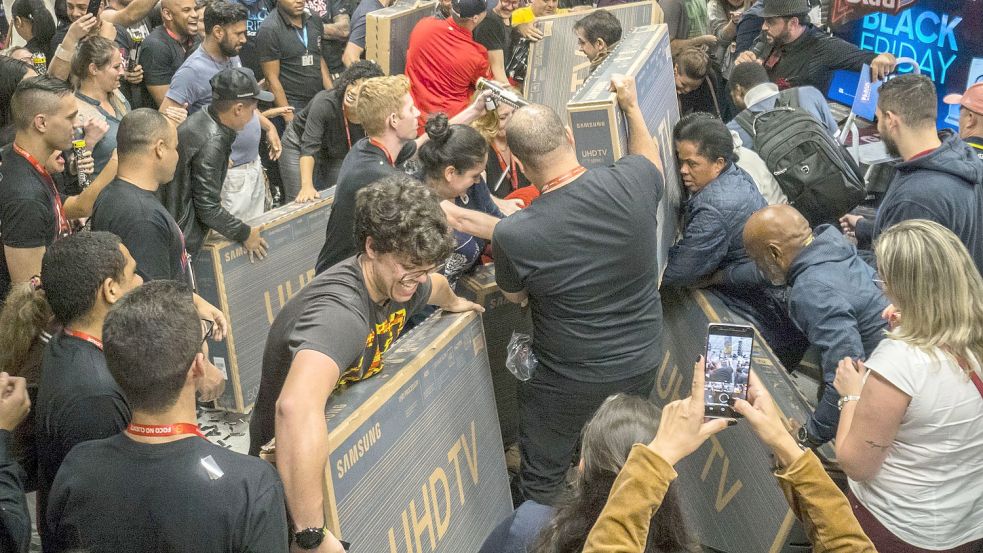 Wilder Konsumrausch an einem Black Friday. Foto: DPA