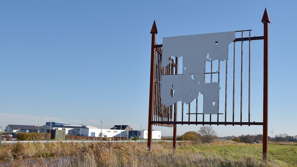 Jahrelang erinnerte ein meterhohes Schild an das „Greetland“-Projekt in Greetsiel. Im September 2019 wurde es abgerissen. Archivfoto: Wagenaar