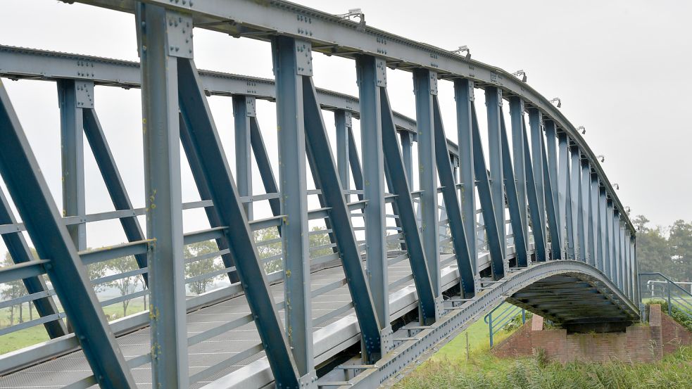 Die Amdorfer Brücke ist die schmalste Autobrücke Deutschlands. Foto: Ortgies/Archiv