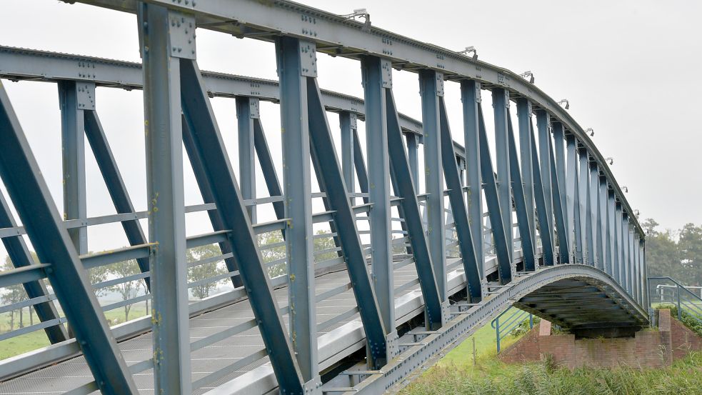 Die Amdorfer Brücke ist die schmalste Autobrücke Deutschlands. Foto: Ortgies/Archiv