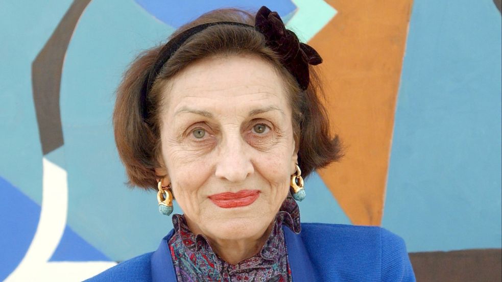 Malerin und Schriftstellerin Francoise Gilot steht in den Kunstsammlungen Chemnitz vor ihrem Bild «Night Sky» aus dem Jahre 1999. Gilot war Picassos Muse, Geliebte und die einzige Frau, die dem Giganten des 20. Jahrhunderts den Laufpass gegeben hat. Foto: Wolfgang Thieme/dpa Foto: Wolfgang Thieme