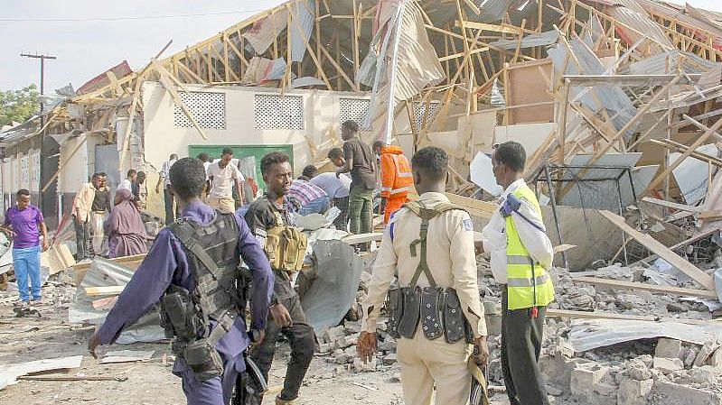 Sicherheits- und Rettungskräfte suchen nach Opfern am Ort der Explosion. Foto: Farah Abdi Warsameh/AP/dpa