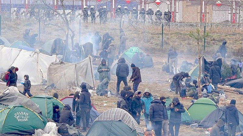 Migranten campieren auf belarussischer Seite in der Nähe der Grenze zu Polen. Foto: Ulf Mauder/dpa