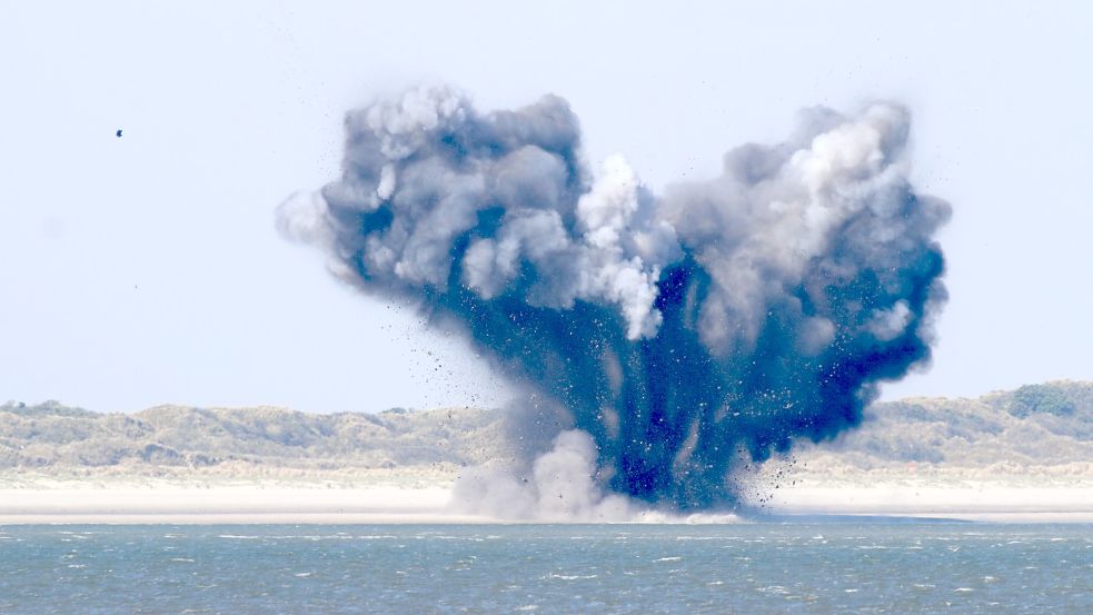 Für diese Explosion sorgte ein englischer Torpedo, den das KBD-Team aus Wardenburg auf einer Sandbank vor Juist gesprengt hat. Foto: Volker Bartels/dpa