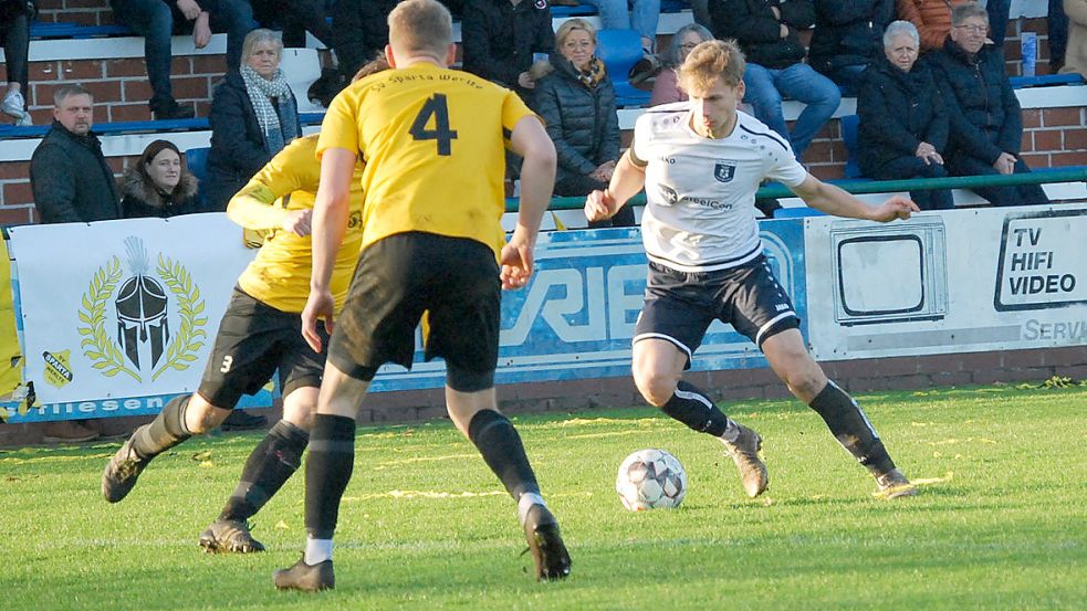 BW Papenburg (rechts David Schiller) braucht im Heimspiel gegen GW Firrel dringend einen Sieg. Foto: Reemts