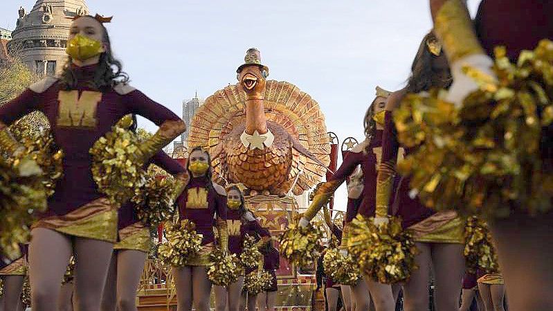 Die „Macy's Thanksgiving Day Parade“ ist in diesem Jahr in vollem Umfang zurückgekehrt. Foto: Seth Wenig/AP/dpa